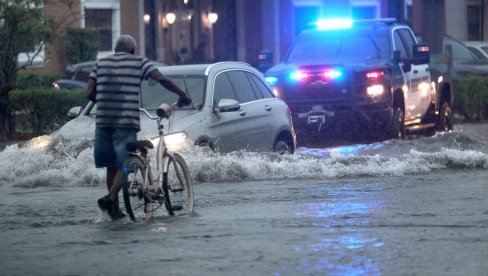 ULICE POSTALE REKE, JAKA KIŠA NAPRAVILA PRAVU POMETNJU: Meštani u šoku, nikada nisu videli ništa slično ovome (FOTO/VIDEO) ULICE POSTALE REKE, JAKA KIŠA NAPRAVILA PRAVU POMETNJU: Meštani u šoku, nikada nisu videli ništa slično ovome (FOTO/VIDEO)