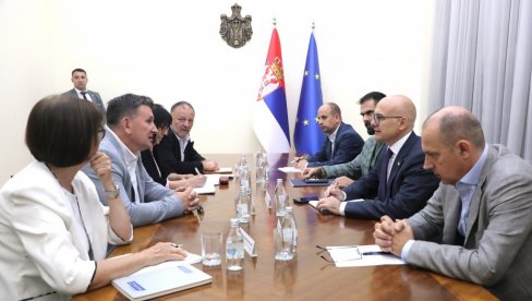 NOVO TELO ZA NESTALE BEBE: Susret premijera i ministra zdravlja sa predstavnicima Komisije za prikupljanje činjenica o statusu novorođenčadi NOVO TELO ZA NESTALE BEBE: Susret premijera i ministra zdravlja sa predstavnicima Komisije za prikupljanje činjenica o statusu novorođenčadi