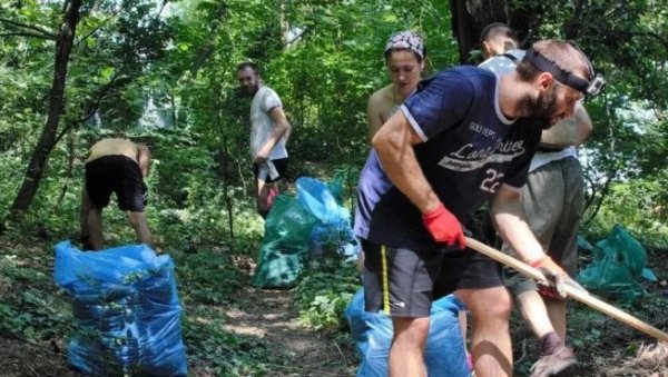 ВЕЛИКА ДОБРОВОЉНА АКЦИЈА У СУБОТУ: Добровољци чисте Звездарску шуму (ФОТО) ВЕЛИКА ДОБРОВОЉНА АКЦИЈА У СУБОТУ: Добровољци чисте Звездарску шуму (ФОТО)
