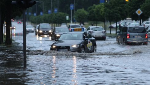 NEZAPAMĆENA OLUJA U KRAGUJEVCU: Padao grad veličine oraha, ulice pod vodom (FOTO) NEZAPAMĆENA OLUJA U KRAGUJEVCU: Padao grad veličine oraha, ulice pod vodom (FOTO)