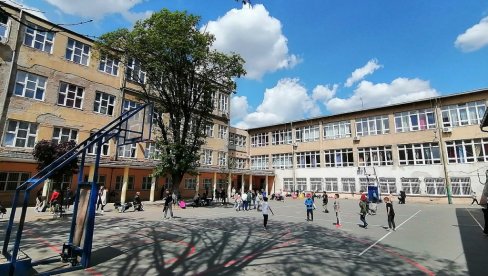 JOŠ JEDAN NAPAD NA PROSVETNOG RADNIKA U BEOGRADU: Roditelji napali učiteljicu, čupali je za kosu JOŠ JEDAN NAPAD NA PROSVETNOG RADNIKA U BEOGRADU: Roditelji napali učiteljicu, čupali je za kosu