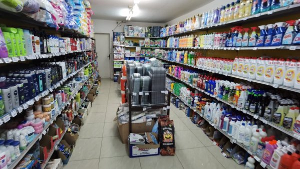СРБИМА ЗА ЕВРЕ ПРОДАЈУ СКУПЉУ И СУМЊИВУ РОБУ: Пре годину дана забрањено допремање наших производа на КиМ СРБИМА ЗА ЕВРЕ ПРОДАЈУ СКУПЉУ И СУМЊИВУ РОБУ: Пре годину дана забрањено допремање наших производа на КиМ