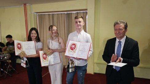 NOVI UDŽBENICI ZA 535 ĐAKA: Opština Ugljevik obezbedila 120.000 KM za knjige NOVI UDŽBENICI ZA 535 ĐAKA: Opština Ugljevik obezbedila 120.000 KM za knjige