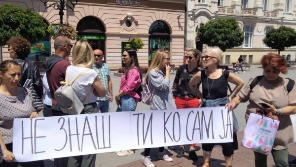 ПРОТЕСТОВАЛИ НАСТАВНИЦИ У НОВОМ САДУ: Родитељима и ђацима дато превише права, наставницима ускраћена ПРОТЕСТОВАЛИ НАСТАВНИЦИ У НОВОМ САДУ: Родитељима и ђацима дато превише права, наставницима ускраћена