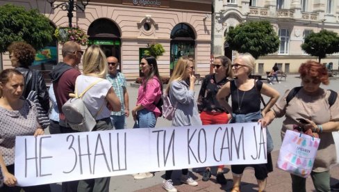 PROTESTOVALI NASTAVNICI U NOVOM SADU: Roditeljima i đacima dato previše prava, nastavnicima uskraćena PROTESTOVALI NASTAVNICI U NOVOM SADU: Roditeljima i đacima dato previše prava, nastavnicima uskraćena