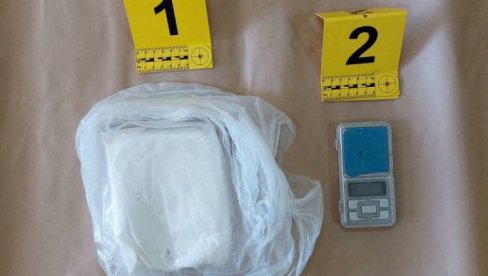 SKLONILI DILERE SA ULICA TRI BANATSKA MESTA: Policija zaplenila kokain, amfetamin i marihuanu SKLONILI DILERE SA ULICA TRI BANATSKA MESTA: Policija zaplenila kokain, amfetamin i marihuanu