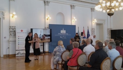 PLAKETA „ŠIROKO SRCE“ ZA HUMANOST NA DELU: Novosadskim davaocima krvi uručena priznanja PLAKETA „ŠIROKO SRCE“ ZA HUMANOST NA DELU: Novosadskim davaocima krvi uručena priznanja