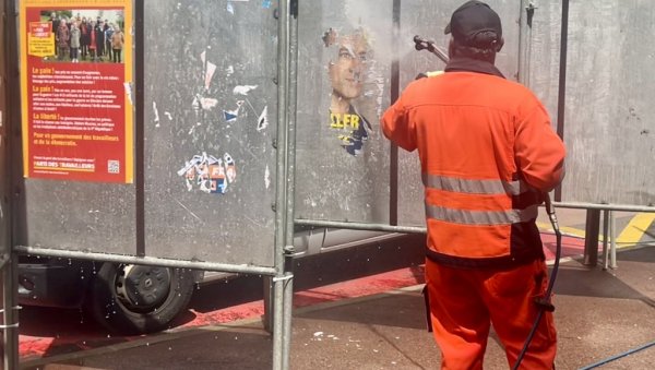 КРАЈ ПЕТЕ РЕПУБЛИКЕ? Бурни дани на француској политичкој сцени КРАЈ ПЕТЕ РЕПУБЛИКЕ? Бурни дани на француској политичкој сцени
