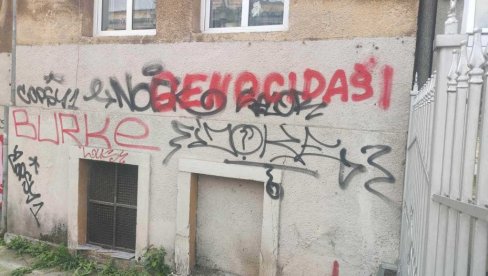 SRAMAN GRAFIT OSVANUO U SARAJEVU: Hitno se oglasila ambasada Srbije - Najoštrije osuđujemo vandalski čin (FOTO) SRAMAN GRAFIT OSVANUO U SARAJEVU: Hitno se oglasila ambasada Srbije - Najoštrije osuđujemo vandalski čin (FOTO)