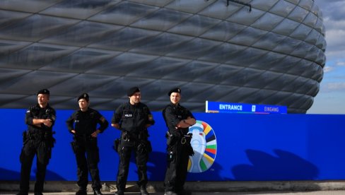 NEMA DRUGOG NAČINA: Pijani Engleske pred Srbiju završiće u kavezima za otrežnjenje (FOTO) NEMA DRUGOG NAČINA: Pijani Engleske pred Srbiju završiće u kavezima za otrežnjenje (FOTO)