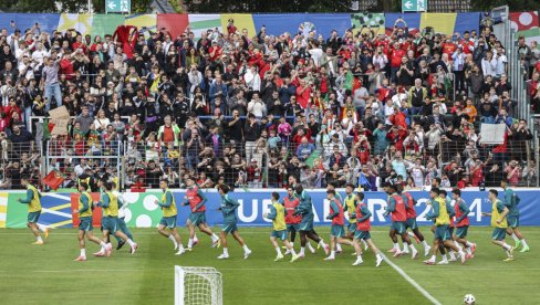 LUDILO: Redari brutalno tukli navijače na meču Portugalije i Slovenije (UZNEMIRUJUĆI SNIMAK) LUDILO: Redari brutalno tukli navijače na meču Portugalije i Slovenije (UZNEMIRUJUĆI SNIMAK)