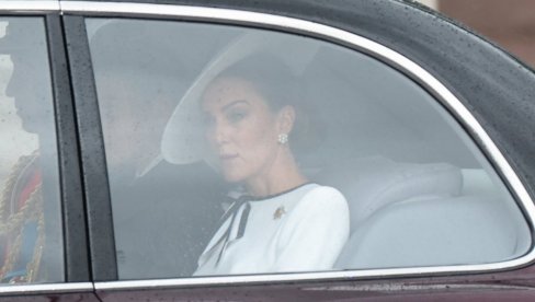 KEJT MIDLTON U PRATNJI KRALJA ČARLSA: Princeza od Velsa na prvom velikom nastupu sa kraljevskom porodicom nakon hemoterapije KEJT MIDLTON U PRATNJI KRALJA ČARLSA: Princeza od Velsa na prvom velikom nastupu sa kraljevskom porodicom nakon hemoterapije