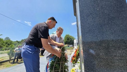 POČAST JUNACIMA TUTNJEVCA I SRPSKE: Parastos i cveće za poginule borce POČAST JUNACIMA TUTNJEVCA I SRPSKE: Parastos i cveće za poginule borce