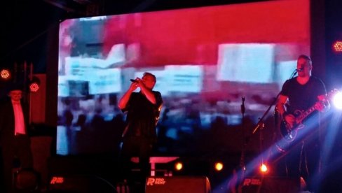 40 GODINA OTKAKO JE CRK’O MARSHALL: Nele Karajlić prašio rokenrolom u Banjaluci (FOTO/VIDEO) 40 GODINA OTKAKO JE CRK’O MARSHALL: Nele Karajlić prašio rokenrolom u Banjaluci (FOTO/VIDEO)