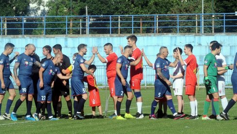 MLADI HEROJI IZAŠLI KAO POBEDNICI: Održan humanitarni meč između poznatih i Kosača raka - pobednika borbe protiv karcinoma (FOTO) MLADI HEROJI IZAŠLI KAO POBEDNICI: Održan humanitarni meč između poznatih i Kosača raka - pobednika borbe protiv karcinoma (FOTO)