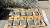 ХАПШЕЊЕ НА МАГИСТРАЛИ БИЈЕЛО ПОЉЕ-КОЛАШИН: У гепеку 10 килограма марихуане (ФОТО) ХАПШЕЊЕ НА МАГИСТРАЛИ БИЈЕЛО ПОЉЕ-КОЛАШИН: У гепеку 10 килограма марихуане (ФОТО)