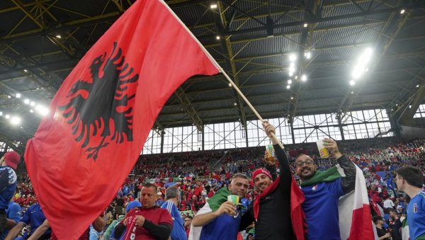 АЛБАНСКИ ПРОВОКАТОР: Овако је пошао у сусрет фудбалерима Србије! АЛБАНСКИ ПРОВОКАТОР: Овако је пошао у сусрет фудбалерима Србије!