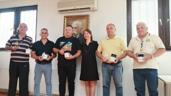 ЦРВЕНИ КРСТ КИКИНДЕ ЗАХВАЛИО НАЈХУМАНИЈИМ СУГРАЂАНИМА: Додељена признања вишеструким даваоцима крви ЦРВЕНИ КРСТ КИКИНДЕ ЗАХВАЛИО НАЈХУМАНИЈИМ СУГРАЂАНИМА: Додељена признања вишеструким даваоцима крви