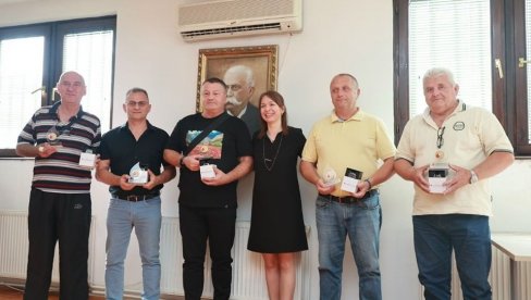 CRVENI KRST KIKINDE ZAHVALIO NAJHUMANIJIM SUGRAĐANIMA: Dodeljena priznanja višestrukim davaocima krvi CRVENI KRST KIKINDE ZAHVALIO NAJHUMANIJIM SUGRAĐANIMA: Dodeljena priznanja višestrukim davaocima krvi