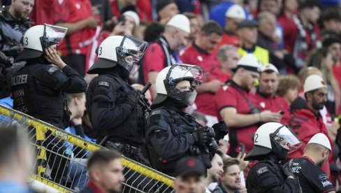 СРБИМА СЕ СПРЕМА ПАКАО У ЦИРИХУ! Легло албанских навијача на распродатом стадиону, чак се и полиција плаши нереда СРБИМА СЕ СПРЕМА ПАКАО У ЦИРИХУ! Легло албанских навијача на распродатом стадиону, чак се и полиција плаши нереда