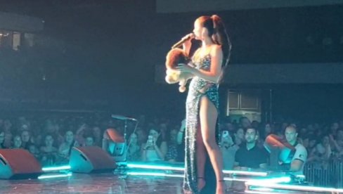 STIGAO POSEBAN POZIV: Na koncertu u Novom Sadu, Milica Pavlović pozvana kao gošća na venčanju (FOTO) STIGAO POSEBAN POZIV: Na koncertu u Novom Sadu, Milica Pavlović pozvana kao gošća na venčanju (FOTO)