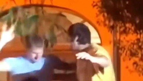 ZAGREVANJE ZA OLIMPIJSKE IGRE: Šou Jokića uz dobro poznati hit, a društvo mu je pravio bivši igrač Srbije (VIDEO) ZAGREVANJE ZA OLIMPIJSKE IGRE: Šou Jokića uz dobro poznati hit, a društvo mu je pravio bivši igrač Srbije (VIDEO)