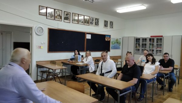 УЧИНО ЗБОГОМ УЧИОНИЦИ: Зоран Радовановић (65) просветар из Дреновца, на несвакидашњи начин обележио одлазак у пензију УЧИНО ЗБОГОМ УЧИОНИЦИ: Зоран Радовановић (65) просветар из Дреновца, на несвакидашњи начин обележио одлазак у пензију