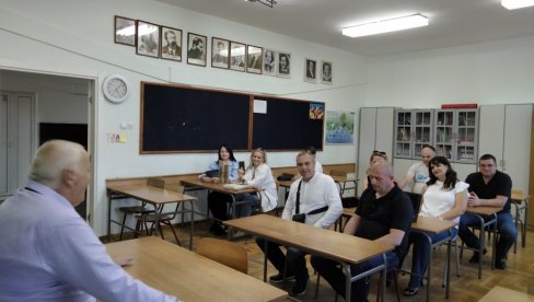 UČINO ZBOGOM UČIONICI: Zoran Radovanović (65) prosvetar iz Drenovca, na nesvakidašnji način obeležio odlazak u penziju UČINO ZBOGOM UČIONICI: Zoran Radovanović (65) prosvetar iz Drenovca, na nesvakidašnji način obeležio odlazak u penziju
