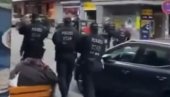 POGLEDAJTE KAKO POLICIJA PUCA NA NAVIJAČA: Pojavio se snimak haosa u Hamburgu (VIDEO) POGLEDAJTE KAKO POLICIJA PUCA NA NAVIJAČA: Pojavio se snimak haosa u Hamburgu (VIDEO)