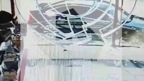 AUDIJEM ULETEO U IZLOG: Ludi snimak iz centra grada (VIDEO) AUDIJEM ULETEO U IZLOG: Ludi snimak iz centra grada (VIDEO)