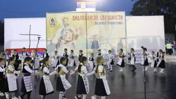 ПОЗИВАМО СВЕ ЉУДЕ ДА НАС ПОСЕТЕ Видовданске свечаности у Великом Ропотову од 19. до 28. јуна (ФОТО) ПОЗИВАМО СВЕ ЉУДЕ ДА НАС ПОСЕТЕ Видовданске свечаности у Великом Ропотову од 19. до 28. јуна (ФОТО)