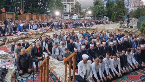 KLANJALI NA OSTACIMA DŽAMIJE: Centralna svečanost obeležavanja Kurban-bajrama u Crnoj Gori (FOTO) KLANJALI NA OSTACIMA DŽAMIJE: Centralna svečanost obeležavanja Kurban-bajrama u Crnoj Gori (FOTO)