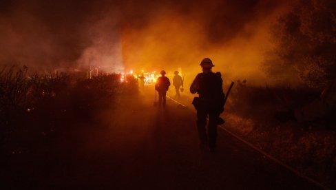 STRAVIČAN POŽAR POGODIO KALIFORNIJU: Više od 200 domaćinstava moralo hitno da se evakuiše (FOTO) STRAVIČAN POŽAR POGODIO KALIFORNIJU: Više od 200 domaćinstava moralo hitno da se evakuiše (FOTO)