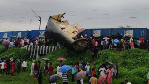 TRAGEDIJA: U sudaru vozova najmanje 13 mrtvih (FOTO/VIDEO) TRAGEDIJA: U sudaru vozova najmanje 13 mrtvih (FOTO/VIDEO)