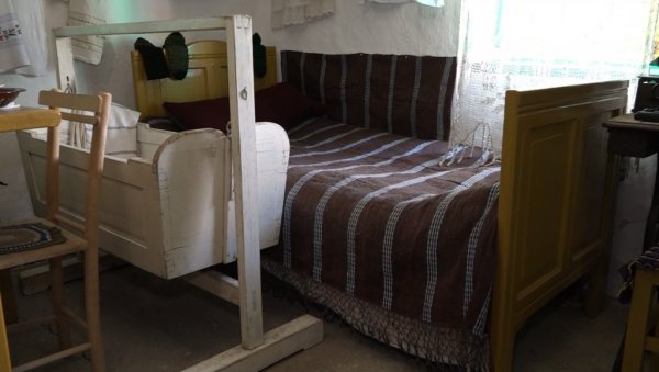 ЕТНО-КУЋА У КЛИСУРИ ЧУВА ТРАДИЦИЈУ КРАЈА: Драган Крстић из Беле Паланке деценијама баштини све што има везе са прошлошћу ЕТНО-КУЋА У КЛИСУРИ ЧУВА ТРАДИЦИЈУ КРАЈА: Драган Крстић из Беле Паланке деценијама баштини све што има везе са прошлошћу