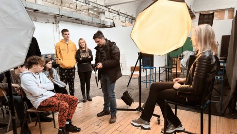 DO DIPLOME FOTOGRAFA U GRAFIČKOJ: Inoviran nastavni plan i program, neki predmeti ukinuti, dodati novi DO DIPLOME FOTOGRAFA U GRAFIČKOJ: Inoviran nastavni plan i program, neki predmeti ukinuti, dodati novi