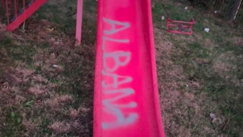 GRAFIT ALBANIJA NA ZGRADI DOMA KULTURE I DEČJEM IGRALIŠTU Meštani Sušice: Ne mogu da nas uplaše i oteraju odavde (FOTO) GRAFIT ALBANIJA NA ZGRADI DOMA KULTURE I DEČJEM IGRALIŠTU Meštani Sušice: Ne mogu da nas uplaše i oteraju odavde (FOTO)