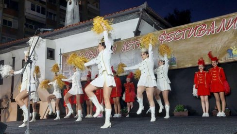 ZABAVA ZA DOMAĆE I GOSTE: Počeo „Leskovački letnji festivali“ ZABAVA ZA DOMAĆE I GOSTE: Počeo „Leskovački letnji festivali“