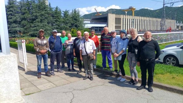 СЛИКАРИ ПОД ШЉИВАМА: Атеље под отвореним небом у Ликовној колонији Петрово село СЛИКАРИ ПОД ШЉИВАМА: Атеље под отвореним небом у Ликовној колонији Петрово село