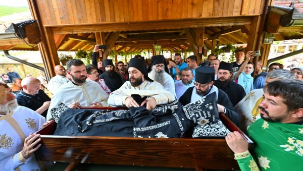 У ТУМАНУ ОДРЖАНО ПРЕСВЛАЧЕЊЕ МОШТИЈУ СВ. ЗОСИМА: Свету Литургију служио Епископ топлички г. Петар (ФОТО/ВИДЕО) У ТУМАНУ ОДРЖАНО ПРЕСВЛАЧЕЊЕ МОШТИЈУ СВ. ЗОСИМА: Свету Литургију служио Епископ топлички г. Петар (ФОТО/ВИДЕО)