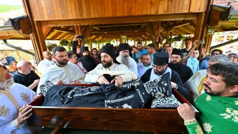 U TUMANU ODRŽANO PRESVLAČENJE MOŠTIJU SV. ZOSIMA: Svetu Liturgiju služio Episkop toplički g. Petar (FOTO/VIDEO) U TUMANU ODRŽANO PRESVLAČENJE MOŠTIJU SV. ZOSIMA: Svetu Liturgiju služio Episkop toplički g. Petar (FOTO/VIDEO)