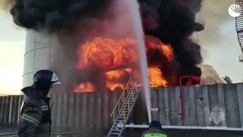 GORI VELIKI NAFTNI REZERVOAR U RUSIJI NAKON NAPADA UKRAJINSKOG DRONA (VIDEO) GORI VELIKI NAFTNI REZERVOAR U RUSIJI NAKON NAPADA UKRAJINSKOG DRONA (VIDEO)