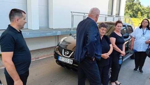 POTRESNE SCENE NA MERDARU: Porodice nakon 25 godina preuzimaju tela Srba kidnapovanih na Kosmetu (FOTO/VIDEO) POTRESNE SCENE NA MERDARU: Porodice nakon 25 godina preuzimaju tela Srba kidnapovanih na Kosmetu (FOTO/VIDEO)