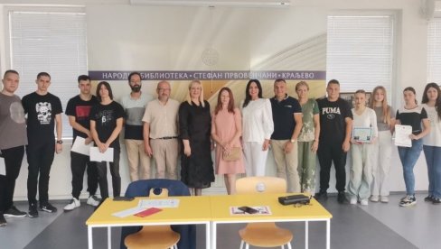 NAGRAĐENI POBEDNICI KVIZA: Svečanost u kraljevačkoj biblioteci NAGRAĐENI POBEDNICI KVIZA: Svečanost u kraljevačkoj biblioteci