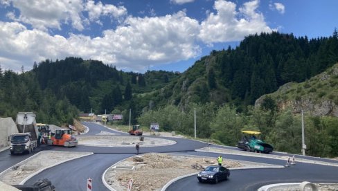 PUT KASNIO SAMO DVE GODINE: Konačno završena rekonstrukcija saobraćajnice Rožaje-Špiljani (FOTO) PUT KASNIO SAMO DVE GODINE: Konačno završena rekonstrukcija saobraćajnice Rožaje-Špiljani (FOTO)