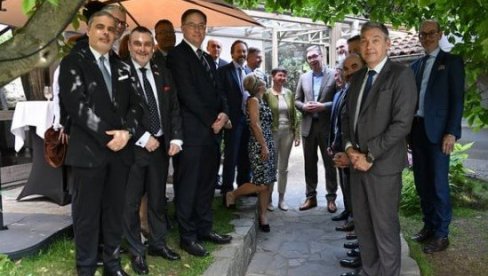 NADAM SE DA ĆE SRBIJA NAPRAVITI KORAKE PRIDRUŽIVANJA EU: Predsednik na ručku povodom završetka belgijskog predsedavanja Savetu EU (FOTO) NADAM SE DA ĆE SRBIJA NAPRAVITI KORAKE PRIDRUŽIVANJA EU: Predsednik na ručku povodom završetka belgijskog predsedavanja Savetu EU (FOTO)