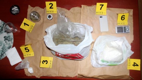 U TRI AKCIJE BEOGRADSKE POLICIJE ZAPLENJENI NARKOTICI: Uhapšeno osam dilera, među njima i ruski državljanin U TRI AKCIJE BEOGRADSKE POLICIJE ZAPLENJENI NARKOTICI: Uhapšeno osam dilera, među njima i ruski državljanin