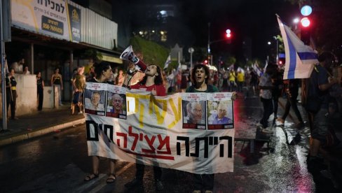 ДЕМОНСТРАНТИ ПРЕД ВРАТИМА НЕТАНЈАХУА: На улицама Јерусалима поново масовни протести против израелске владе ДЕМОНСТРАНТИ ПРЕД ВРАТИМА НЕТАНЈАХУА: На улицама Јерусалима поново масовни протести против израелске владе