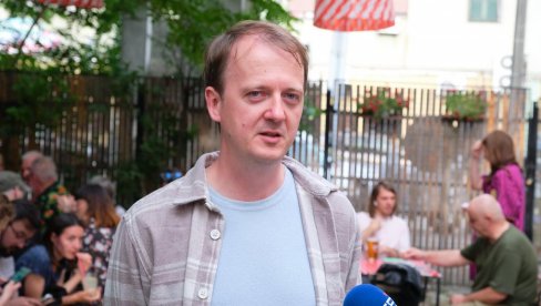 NEPRAVDENO ŠTO SRBI U SLOVENIJI JOŠ NEMAJU STATUS MANJINE: Andraž Rožman, pisac i novinar, objavio dokumentarnu prozu o izbrisanima NEPRAVDENO ŠTO SRBI U SLOVENIJI JOŠ NEMAJU STATUS MANJINE: Andraž Rožman, pisac i novinar, objavio dokumentarnu prozu o izbrisanima