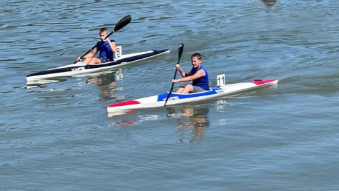 KAJAKAŠI UŽIVALI NA SAVI: U Obrenovcu održana 34. Vidovdanska regata, ekipe se takmičile u nekoliko kategorija KAJAKAŠI UŽIVALI NA SAVI: U Obrenovcu održana 34. Vidovdanska regata, ekipe se takmičile u nekoliko kategorija